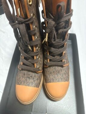 💛 Michael Kors- Corey Logo Signature Combat Boots 🤎